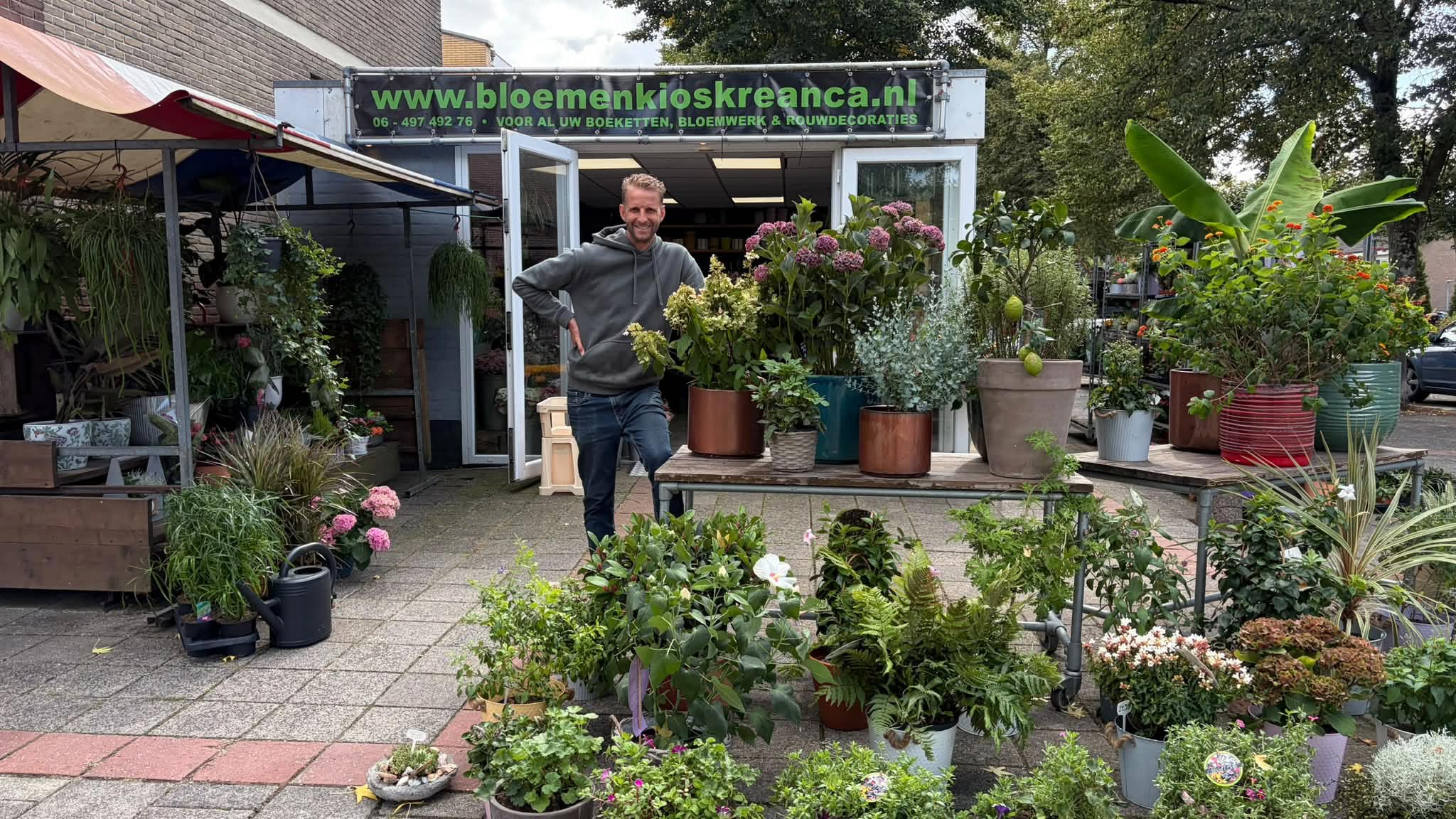 Danny voor de bloemenkiosk aan de Karel Doormanlaan